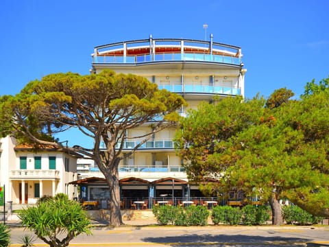 Water, Plant, Sky, Building, Swimming Pool, Tree, Azure, Window, Real Estate, Leisure