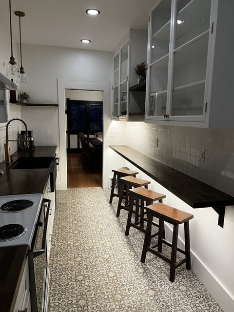 Full Kitchen (Main Floor)