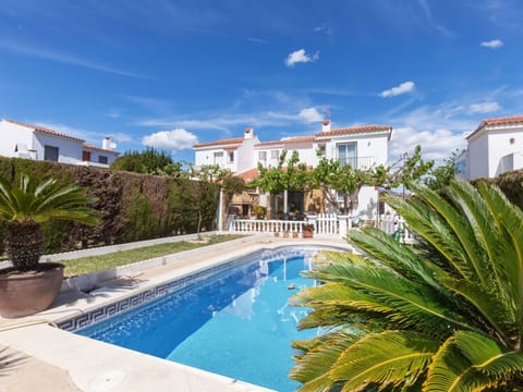 Water, Cloud, Plant, Sky, Daytime, Property, Azure, Swimming Pool, Tree, Building