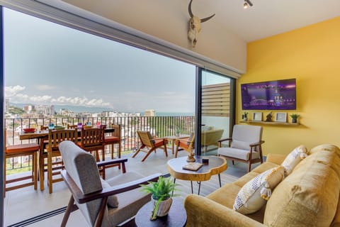 Private penthouse balcony over the Río Cuale & Bay—your frontrow seat for sunset
views to ocean and mountains.