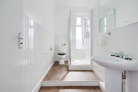 Premium Triple Room, City View | Bathroom | Shower, towels