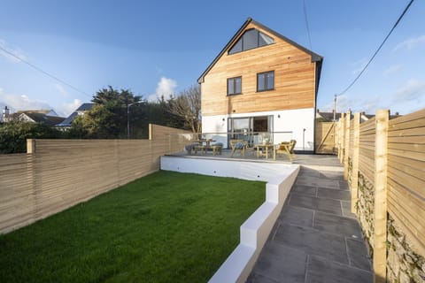 Garden area with distant sea views - Atlantic Point
