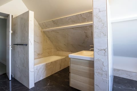 Classic Room | Bathroom | Bathtub, towels