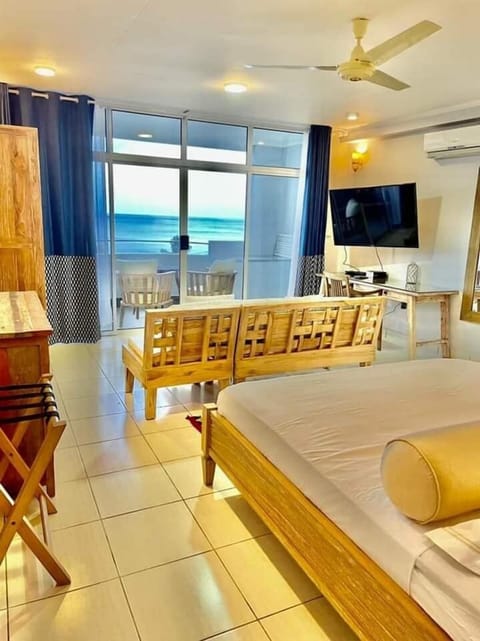 Panoramic Apartment | Desk, WiFi (free), bed sheets