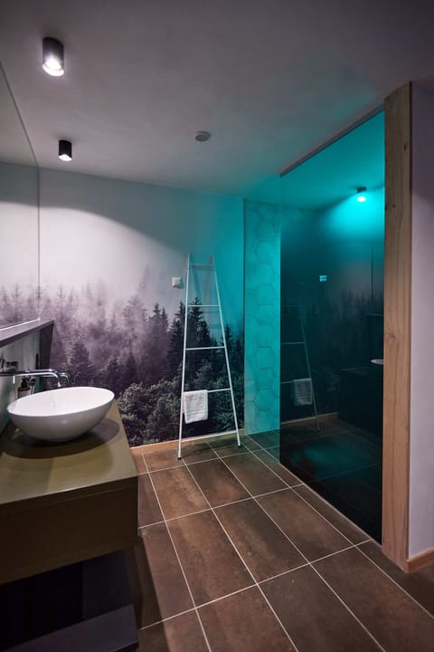 Family Suite | Bathroom | Deep soaking tub, rainfall showerhead, free toiletries, hair dryer