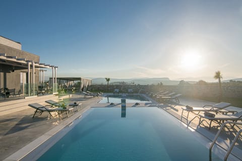 Exquisite pool details.