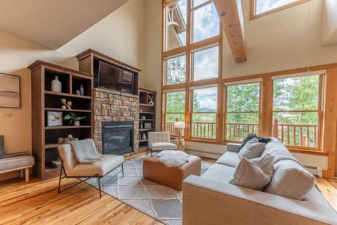 Living room, smart TV, gas fireplace