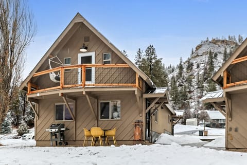 Front patio, BBQ, butte views!