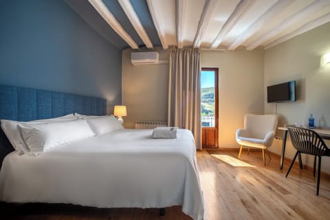 Premium Room | Premium bedding, down comforters, memory foam beds, minibar