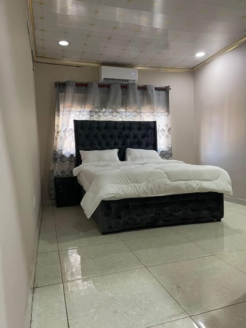 4 bedrooms, desk, soundproofing, iron/ironing board