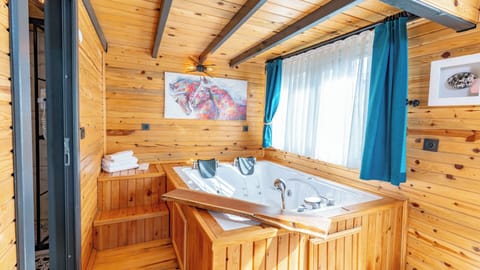 Jakuzili Cift Kisilik Bungalov | 1 bedroom, Egyptian cotton sheets, premium bedding, minibar