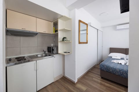 Basic Studio Suite, Garden View | Private kitchen | Mini-fridge