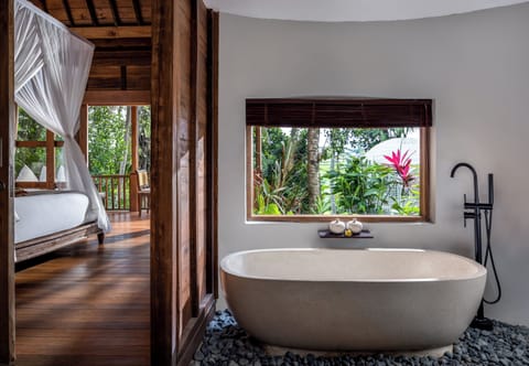 Double Room with Garden View | Bathroom | Separate tub and shower, rainfall showerhead, free toiletries