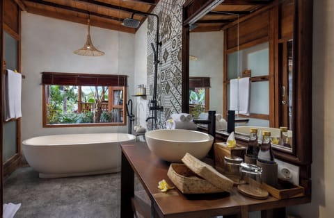 Double Room with Garden View | Bathroom | Separate tub and shower, rainfall showerhead, free toiletries