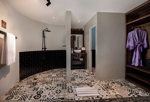 Double Room with Garden View | Bathroom | Separate tub and shower, rainfall showerhead, free toiletries