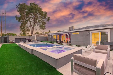 Sunsets on 11th: your oasis awaits!