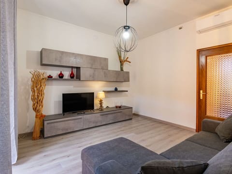 Property, Furniture, Wood, Interior Design, Building, Floor, Comfort, Flooring, Wall