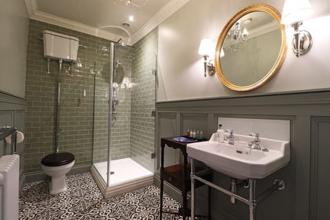 Superior Double Room | Bathroom | Shower, rainfall showerhead, hair dryer, towels