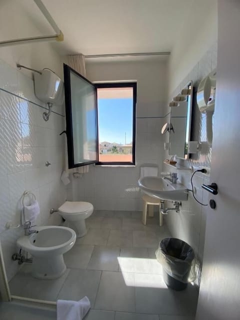 Classic Double or Twin Room | Bathroom | Shower, hair dryer, bidet, towels