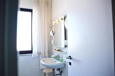 Classic Triple Room | In-room safe, desk, bed sheets