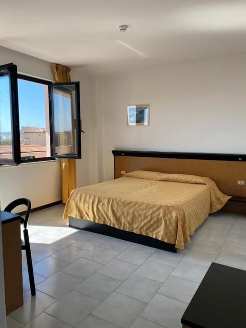 Classic Double or Twin Room | In-room safe, desk, bed sheets