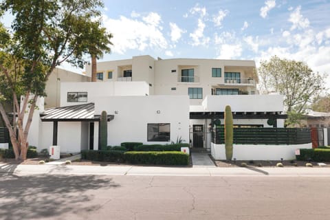 3,059 SqFt. Home w/ 5 Bedrooms and Pool