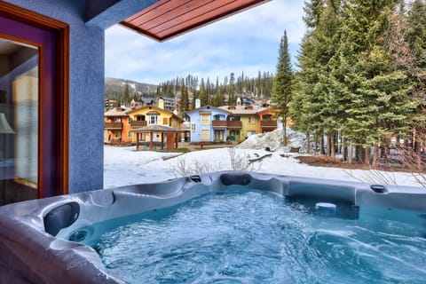 Condo, 2 Bedrooms | Property grounds