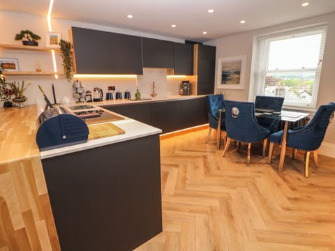 Cottage | Private kitchen | Fridge, dishwasher, electric kettle, toaster