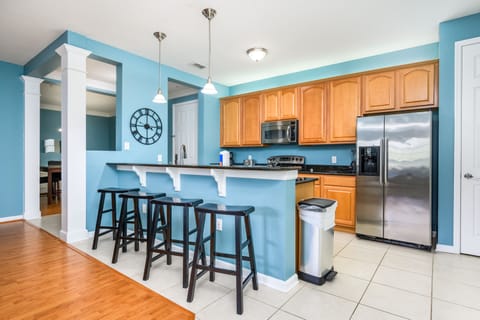 Kitchen and Breakfast Bar
