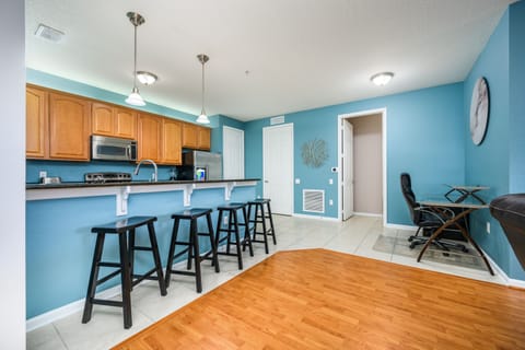 Kitchen and Breakfast Bar