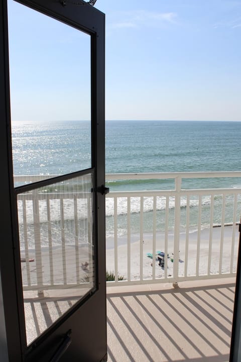 Condo, 1 King Bed (Sunset Chateau 511) | Property grounds