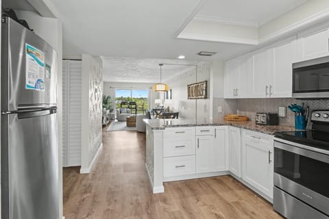 Condo, Multiple Beds (Bayshore Yacht & Tennis 409 - Premier) | Private kitchen | Oven, toaster