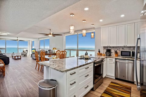 Condo, Multiple Beds (Madeira Vista 601) | Private kitchen | Oven, toaster