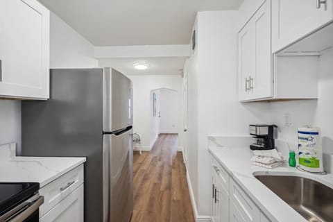 Condo, 1 Queen Bed (Beach Livin 1 - 1 Bedroom Downstairs) | Private kitchen | Oven