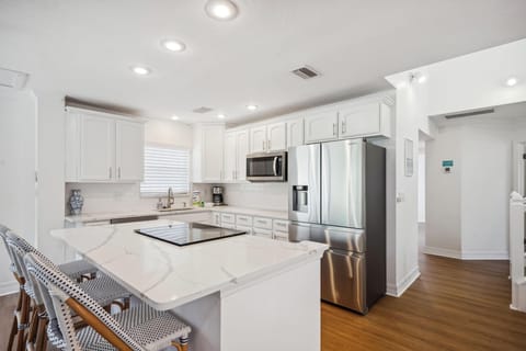 Condo, Multiple Beds (Beach Livin 3 - 3 Bedroom Upstairs) | Private kitchen | Oven