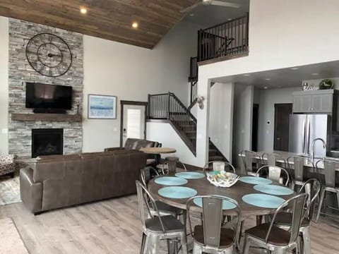 Large entertaining and dining - seats for the entire group (1)