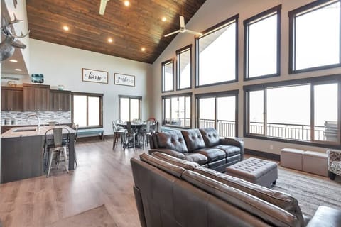 Large, open room for dining and entertaining (1)