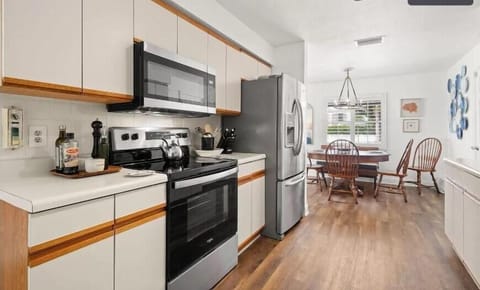 House, 1 Queen Bed (Blue Beach Cottage) | Private kitchen | Oven