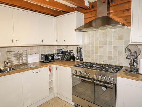 Cottage | Private kitchen | Fridge, dishwasher, cookware/dishes/utensils