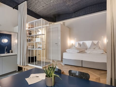Street Junior Suite Karmelitermarkt | Premium bedding, desk, soundproofing, bed sheets