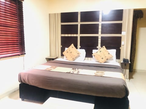 Deluxe Room, 1 Queen Bed | Premium bedding, in-room safe, desk, free WiFi