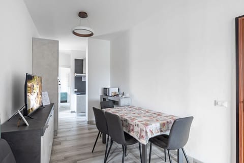 65 sqm apartment located on the first floor of a building without a lift (stairs to access), can comfortably accommodate up to 6 people.The accommodation consists of two bedrooms, living room with kitchenette, bathroom and balcony.The accommodation is lo Apartment in Padua