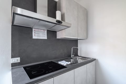 65 sqm apartment located on the first floor of a building without a lift (stairs to access), can comfortably accommodate up to 6 people.The accommodation consists of two bedrooms, living room with kitchenette, bathroom and balcony.The accommodation is lo Apartment in Padua