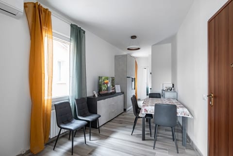 65 sqm apartment located on the first floor of a building without a lift (stairs to access), can comfortably accommodate up to 6 people.The accommodation consists of two bedrooms, living room with kitchenette, bathroom and balcony.The accommodation is lo Apartment in Padua