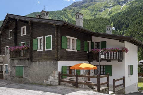 Building, Property, Window, Sky, Plant, Mountain, House, Cottage, Residential Area, Neighbourhood