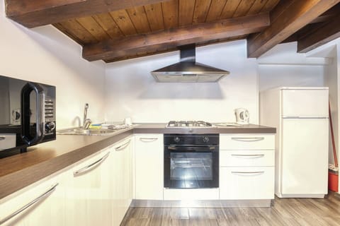 Brown, Cabinetry, Countertop, Property, Building, Kitchen Stove, Wood, Kitchen, Kitchen Appliance, Lighting