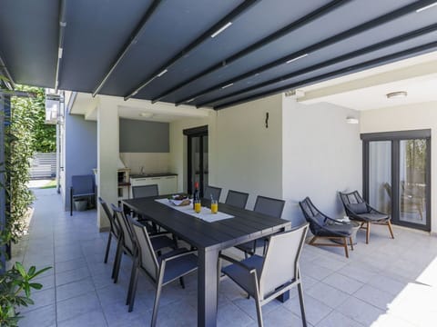 Table, Furniture, Chair, Plant, Shade, Interior Design, Architecture, Building, Flooring, Wood