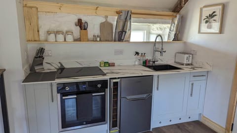 Comfort Double Room | Private kitchen | Full-size fridge, oven, stovetop, toaster