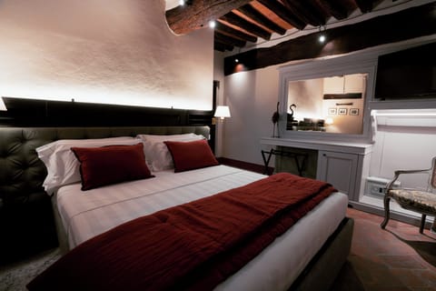 Junior Suite | In-room safe, desk, free WiFi