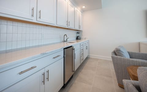 Condo, 2 Bedrooms | Private kitchen | Fridge, oven, coffee/tea maker